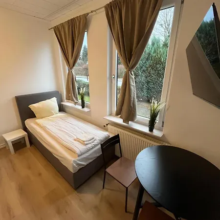 بيت للعطل In Ruhiger Lage Mit 2 Baedern نومنستر