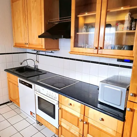 بيت للعطل In Ruhiger Lage Mit 2 Baedern